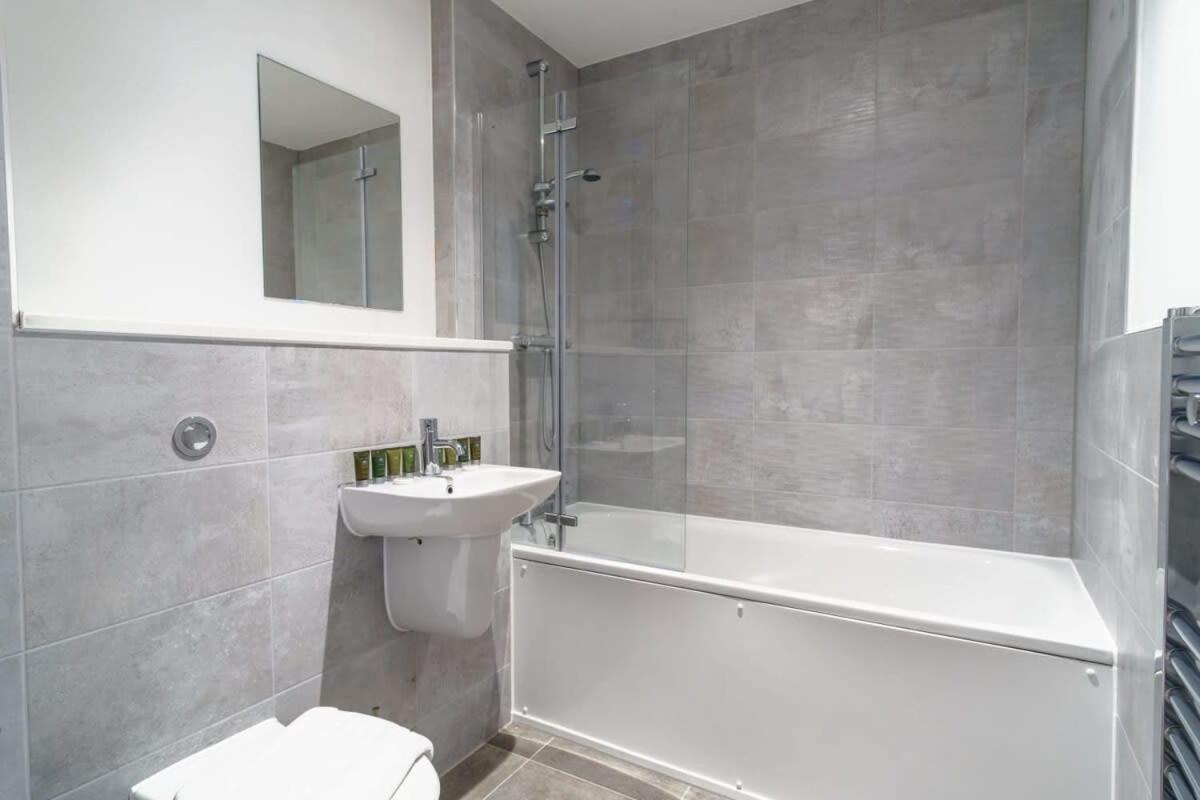 Stunning 2 Bed Apartment In Salford With Views Manchester Exterior foto